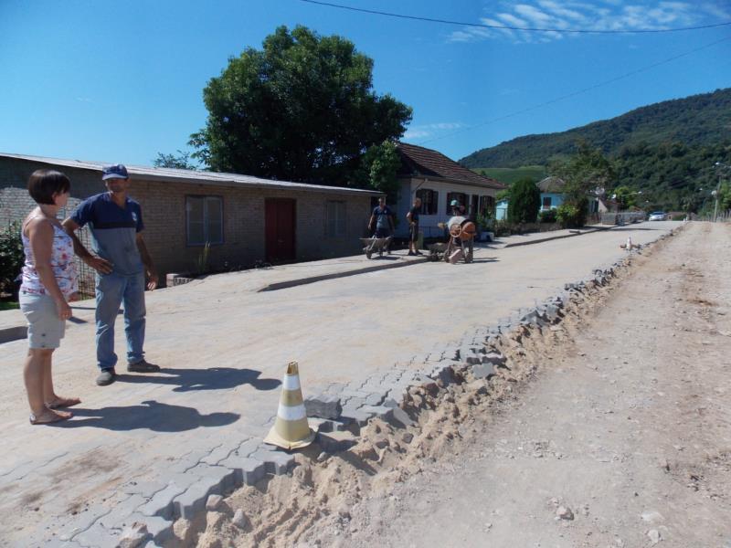 Calçamento de Alto Sinimbu avança