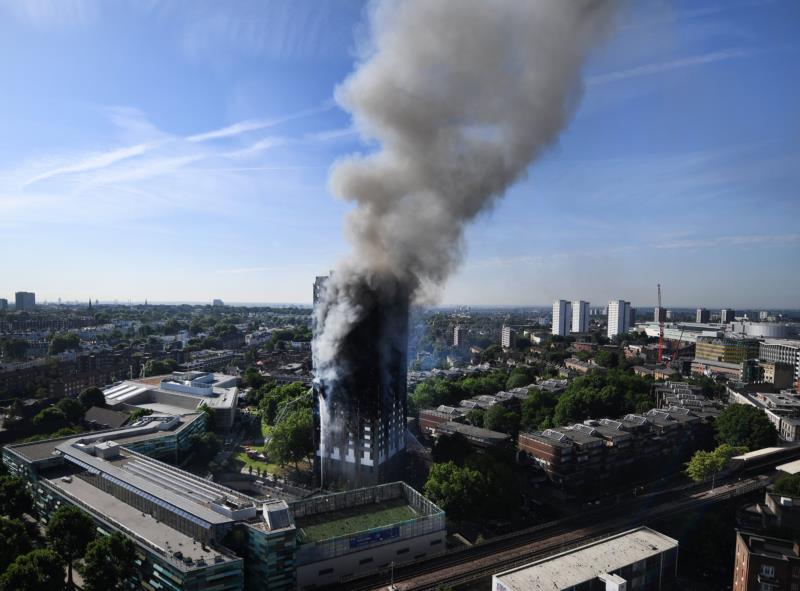 Número de mortos por incêndio em prédio de Londres sobe para 79