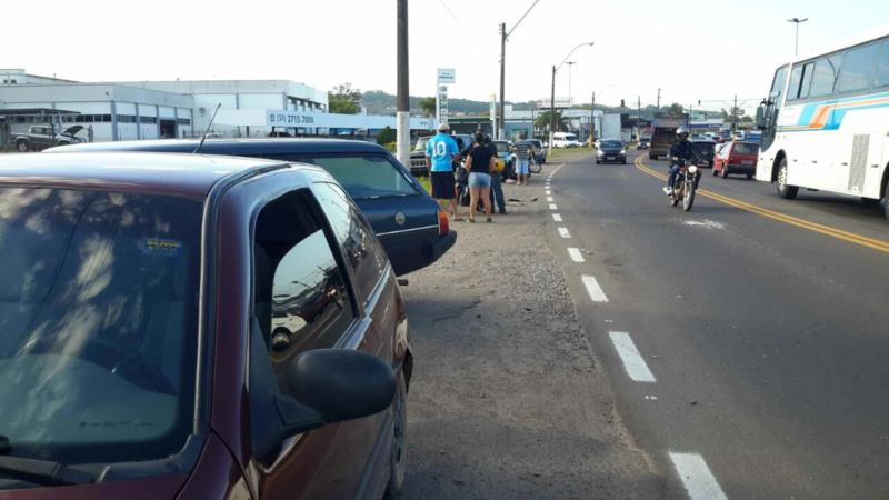 Acidente com quatro veículos deixa motociclista ferida