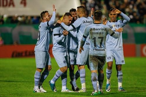 Em jogo de nove gols, Grêmio goleia Chapecoense e sobe na tabela