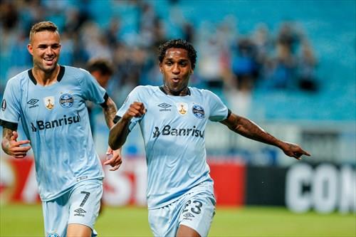 Grêmio vacila no segundo tempo, mas vence Iquique na Arena