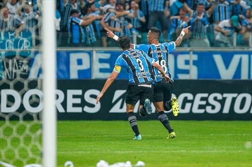 Com Arena lotada, Grêmio despacha o Botafogo e avança na Libertadores