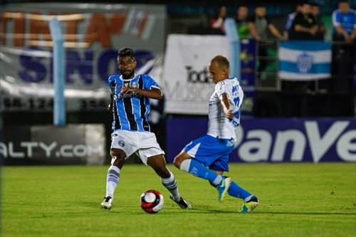 Léo Moura salva Grêmio nos acréscimos contra o Novo Hamburgo