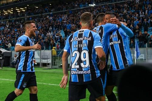 Em noite de Barrios, Grêmio goleia e encaminha vaga