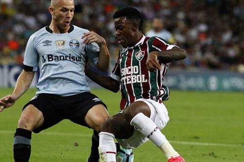 Em noite de gols de falta, Grêmio derrota Fluminense fora de casa