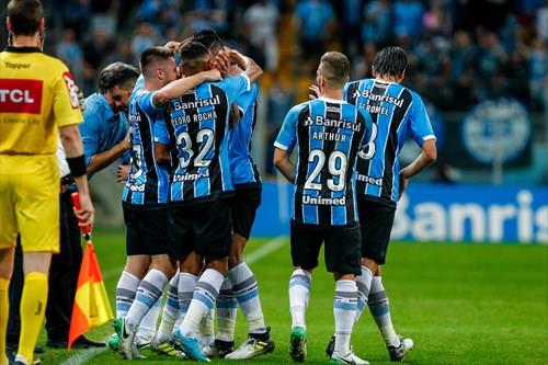 Grêmio goleia Atlético Paranaense e fica com vantagem nas quartas