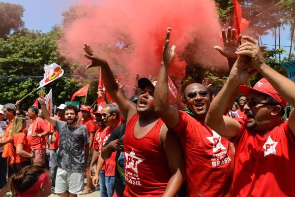 Justiça do Paraná fixa multa diária para manifestantes pró e contra Lula