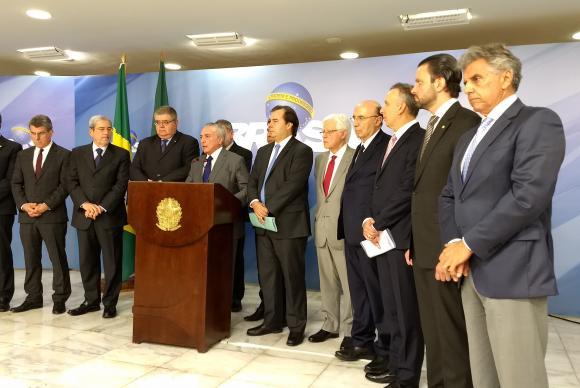 Temer retira servidores estaduais e municipais da reforma