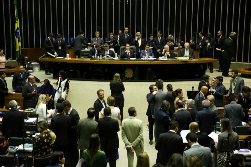 Câmara pretende votar meta fiscal e regularização tributária até quarta-feira