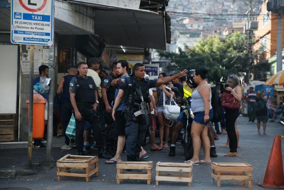 Militares do Exército e Aeronáutica iniciam cerco à Rocinha