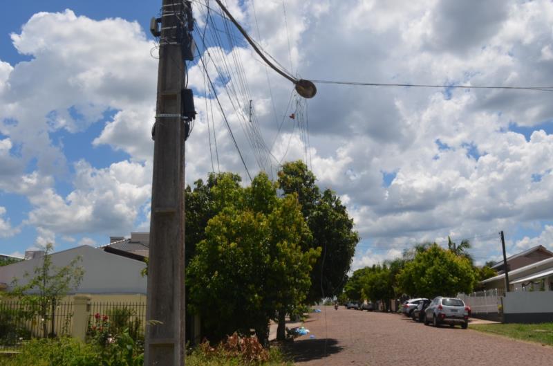 Caminhão derruba fios e deixa moradores sem energia elétrica em Vera Cruz