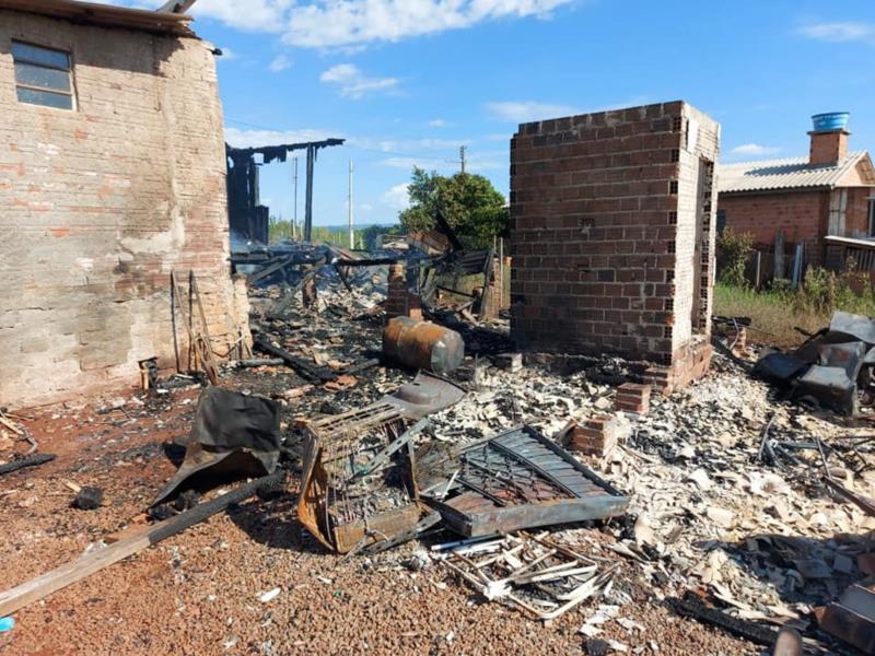 Família que perdeu casa em incêndio em Mato Leitão precisa de doações