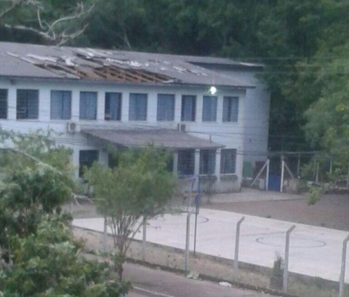 Telhado da Escola Nossa Senhora de Fátima é danificado