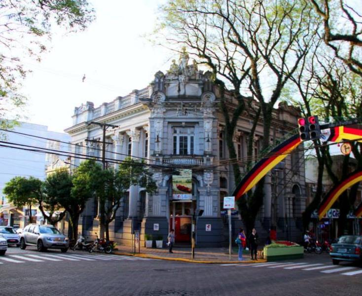 Exposição protagoniza história de 50 mulheres na Casa das Artes Regina Simonis