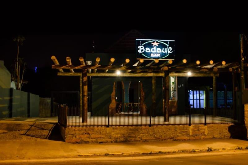 Com amplo cardápio de lanches, Badauê Bar terá um quintal até dezembro no Arroio Grande