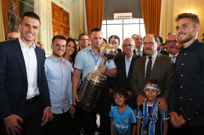 Grêmio recebe homenagem do governo pelo tricampeonato da América