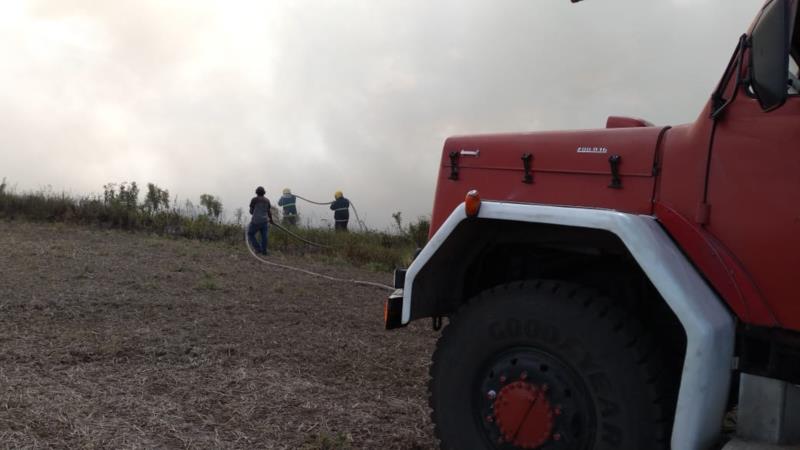 Incêndio atinge vegetação e lavoura de soja no interior de Candelária