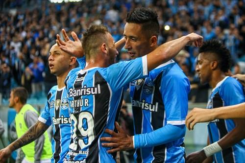 Grêmio vira e garante boa vantagem contra o Fluminense