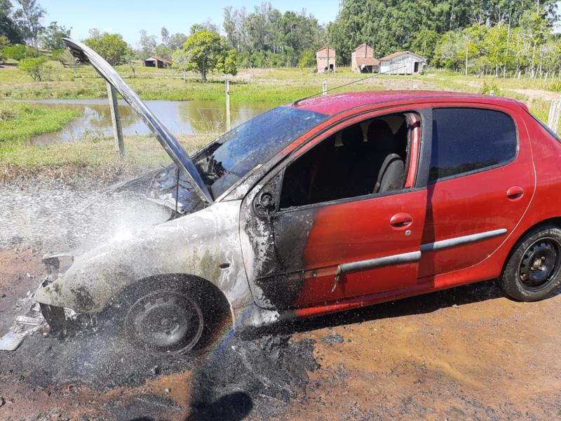 Veículo pega fogo no interior de Venâncio Aires