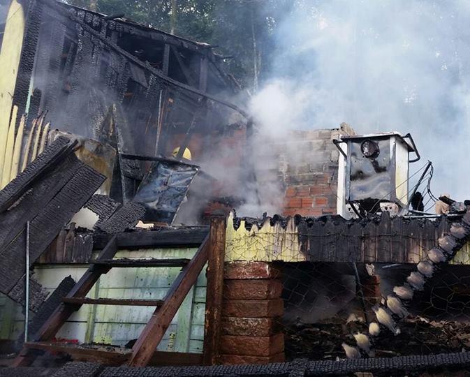 Fogo destrói casa em Santa Cruz