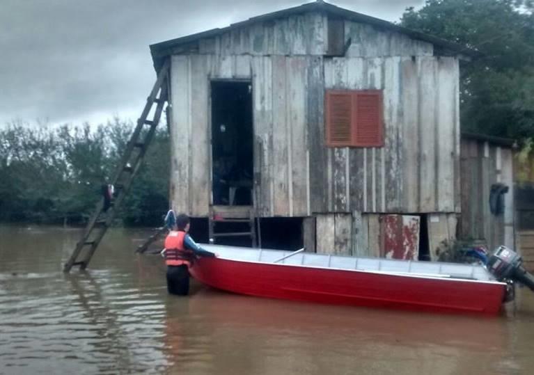 Duas famílias são resgatadas de enchente em Rio Pardo