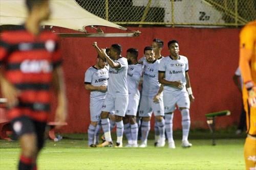 Grêmio vence mais uma fora de casa e diminui diferença para o Corinthians