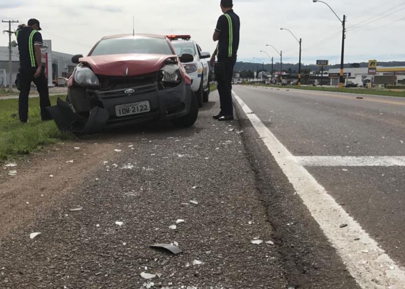 Três carros se envolvem em acidente na BR-471