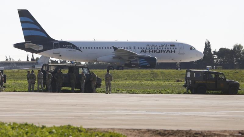 Sequestradores de avião na Líbia concordam em libertar os passageiros