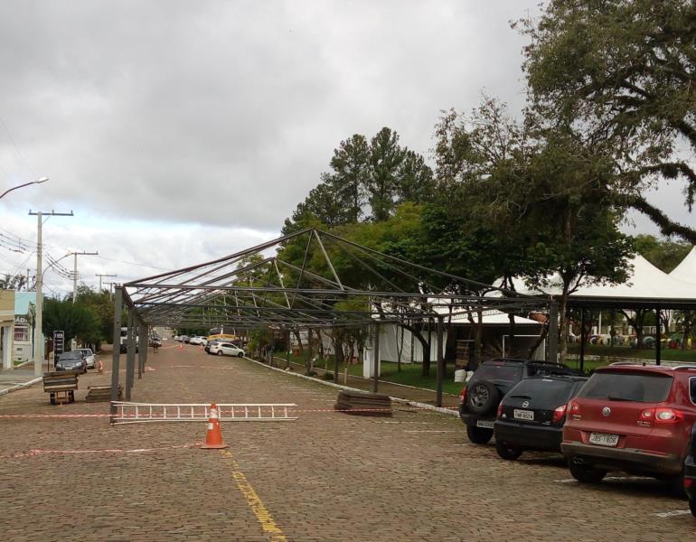 Rua Tiradentes recebe estrutura para a Feira da Produção