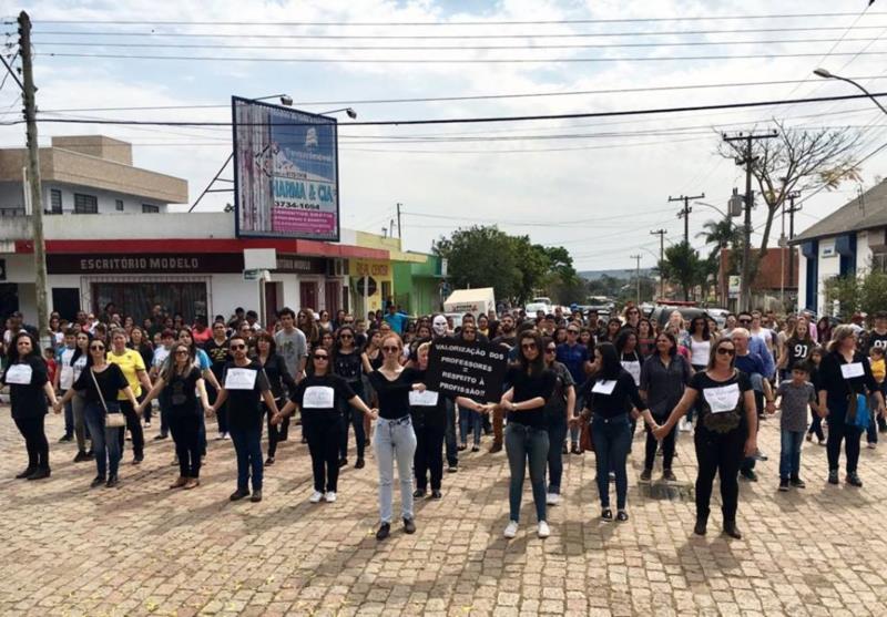 Escolas protestam contra o governo em Pantano