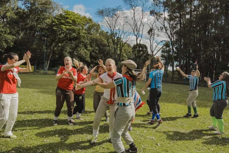 De bombacha, mulheres jogam Grenal no domingo