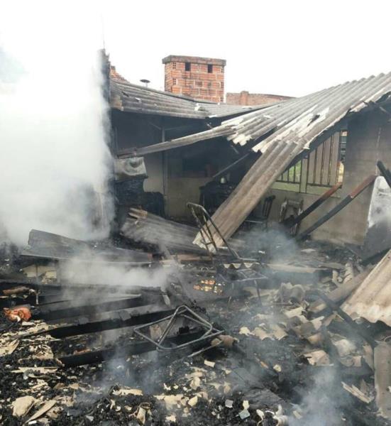 Incêndio destrói casa no Centro de Passo do Sobrado