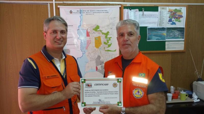 Defesa Civil entrega certificado para Coordenador de Santa Cruz do Sul e equipe