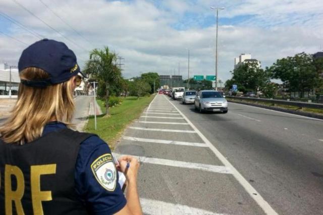 PRF aplica mais de seis mil multas no final de semana de carnaval