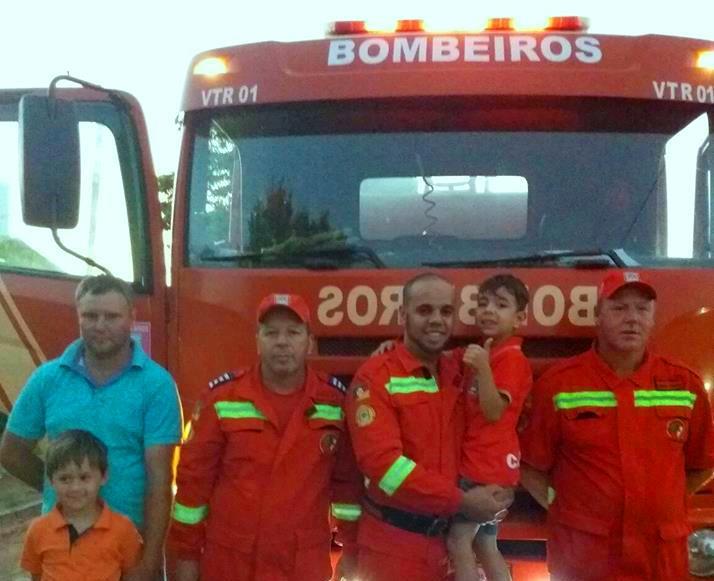 “Eu gosto de ser criança, mas gosto mais de ser bombeiro”, diz menino de 6 anos