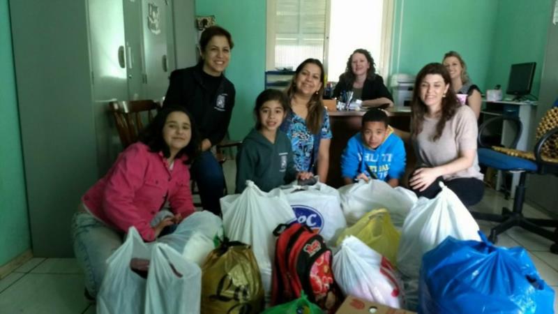 Alunos confeccionam sachês perfumados e valor arrecadado é doado