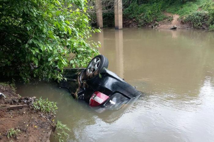 Carro de casal desaparecido é encontrado dentro de arroio em Caçapava do Sul