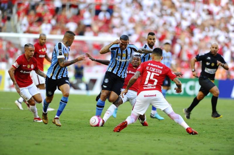 Em momentos opostos, Grêmio e Inter se enfrentam neste sábado