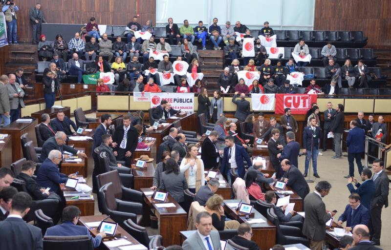 Assembleia aprova projetos de vendas das estatais