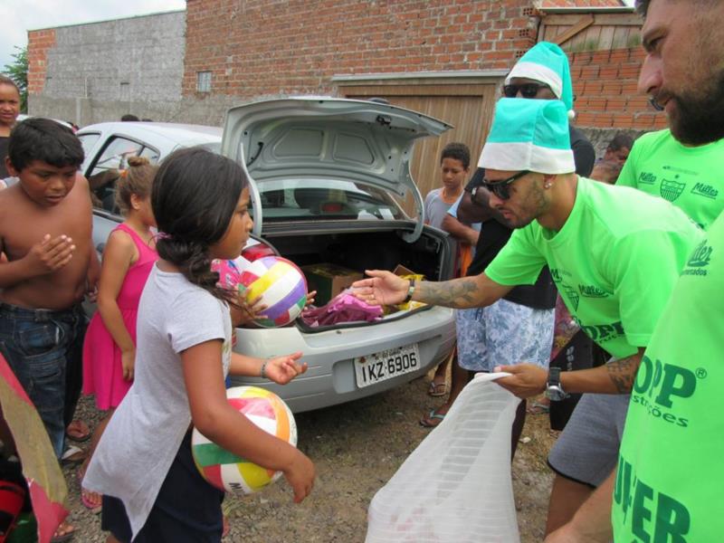 Avenida faz doação de brinquedos e alimentos para famílias carentes