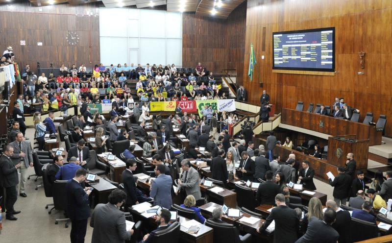 Debate sobre o pacote do funcionalismo público recomeça nesta segunda