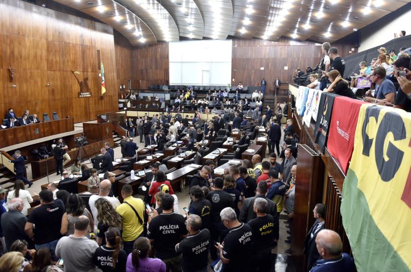 Deputados aprovam projeto que altera a previdência dos servidores civis