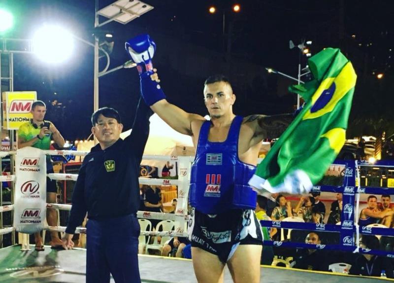 Santa-cruzense é bicampeão mundial de muay thai