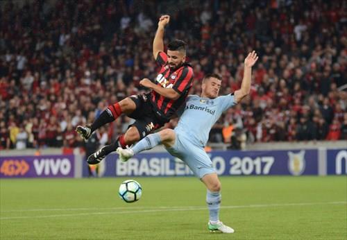 Grêmio vence o Atlético-PR e é líder do Brasileirão