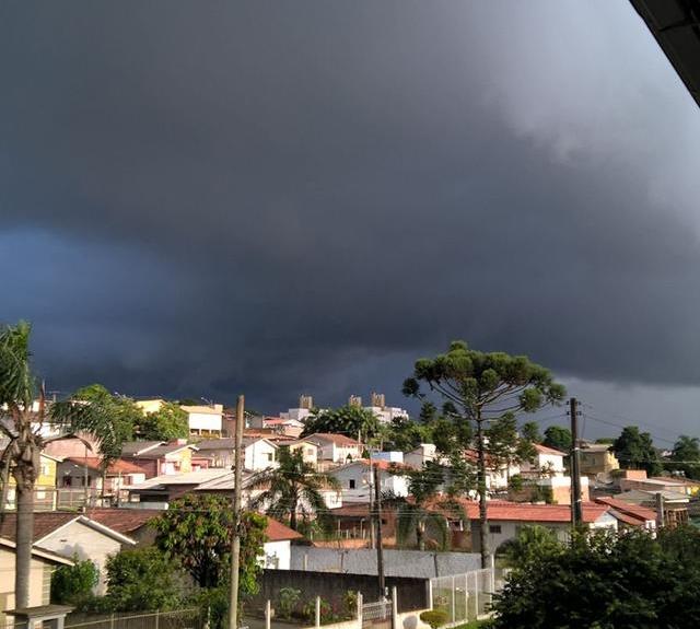 Frente fria provoca temporais no Sul