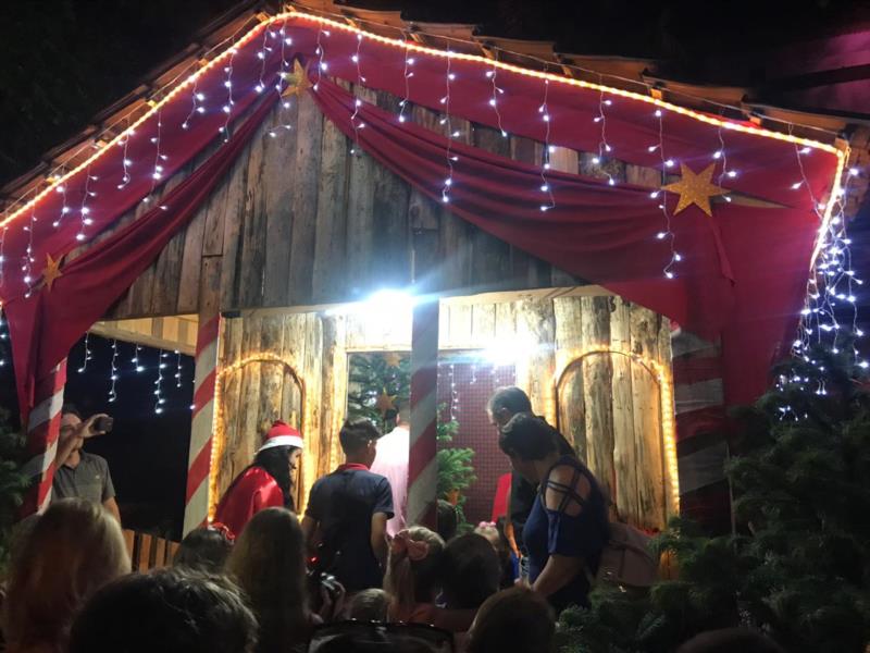 Público faz fila para ver Papai Noel durante Natal no Vale