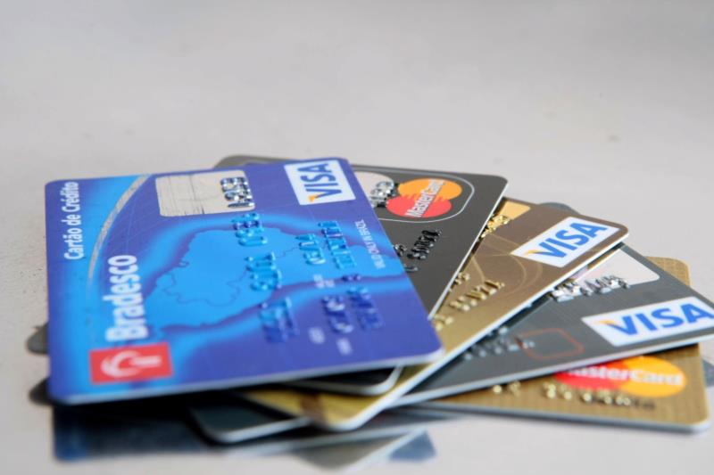 Juros do cartão de crédito começarão a cair no final de março