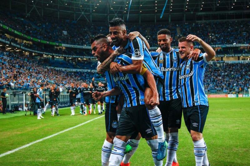 Grêmio aplica cinco no Santos e vence mais uma em casa