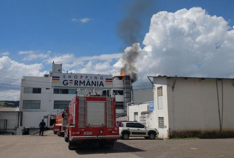 Incêndio atinge Shopping Germânia em Santa Cruz