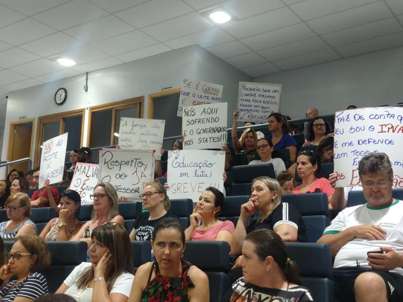 Professores protestam na Câmara de Vereadores de Santa Cruz